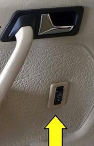 Logu pacēlāju pogas aizmugurē